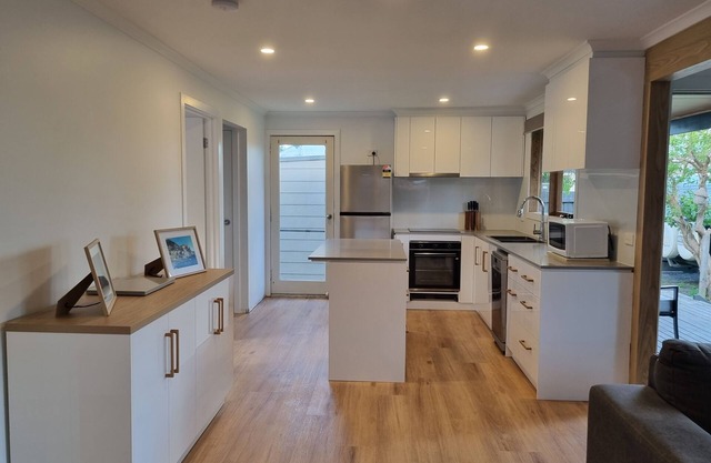 Freshly renovated interior, only a short walk to boat ramp & Fig & The Bay Cafe