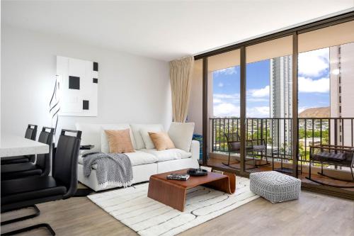 Freshly Updated Condo in Waikiki with Free Parking