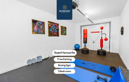 Friary Townhouse - 5 Double Bedrooms, 4 Bathrooms, GYM, GAMES, GARDEN, Fully Equipped, Free Parking, Central Location, Contractors and Trades People Favourite, INVOICE and REDUCED PRICE only via SUNRISE SHORT LETS Dundee