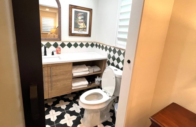 Frida Unit #2. Charming 2-bedroom apartment in delightful Corpus Christi.
