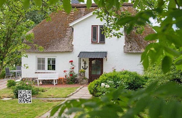Friedrichstadt: Thatched-roof cottage on the Eider dike with sun terrace near the North Sea