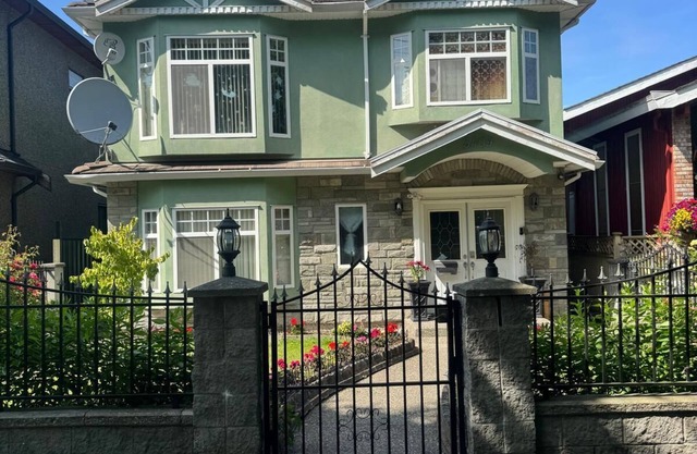 Friendly Home, where your family will be close to everything during your stay.