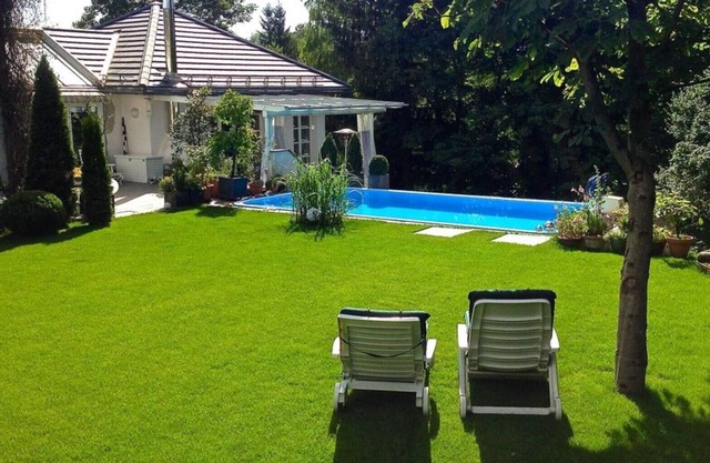 Un amistoso/ moderno apartamento en una ubicación céntrica pero muy tranquila con piscina privada.