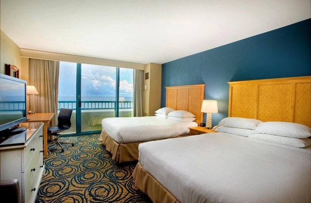 Friends and Family Daytona Getaway! 4 Units! 2 Onsite Pools & Spa, Parking
