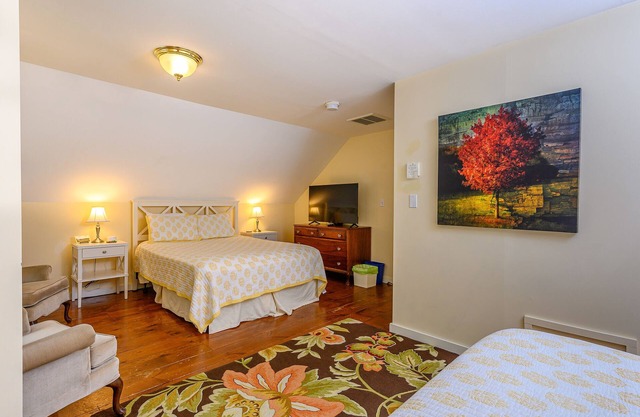 Friends and Family room with 2 queen beds, sitting area with full service breakfast included