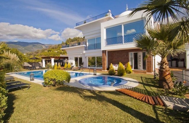 Frigiliana Getaway: 3-Bedroom Villa with Private Pool and Stunning Views
