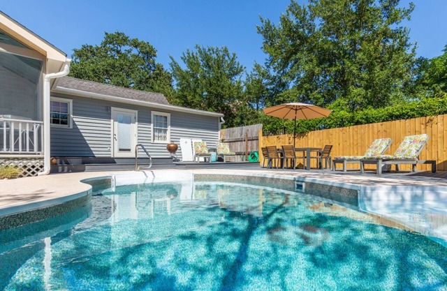 Se aceptan mascotas Cottage con piscina, patio cercado, estacionamiento gratuito