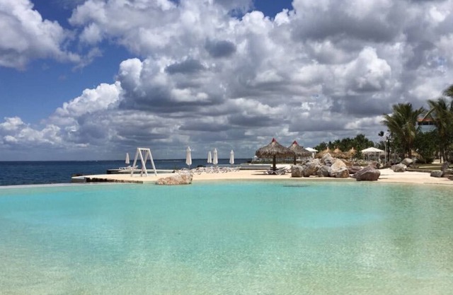FRONT CARIBBEAN OCEAN , APARTMENT WITH GARDEN & POOLS & OCEAN ENTRYS