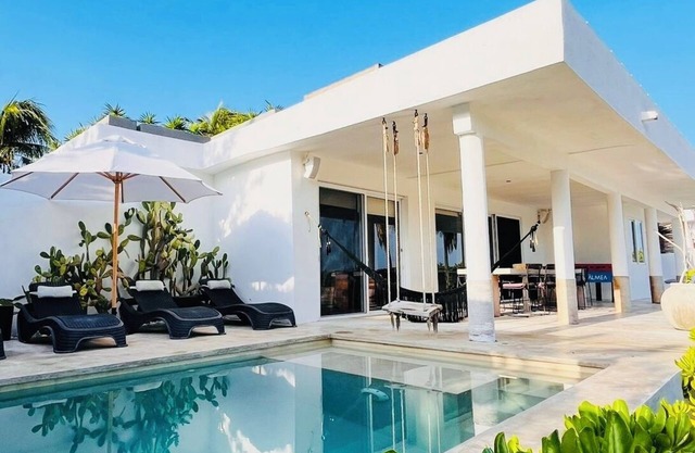 Casa en primera linea con alberca privada