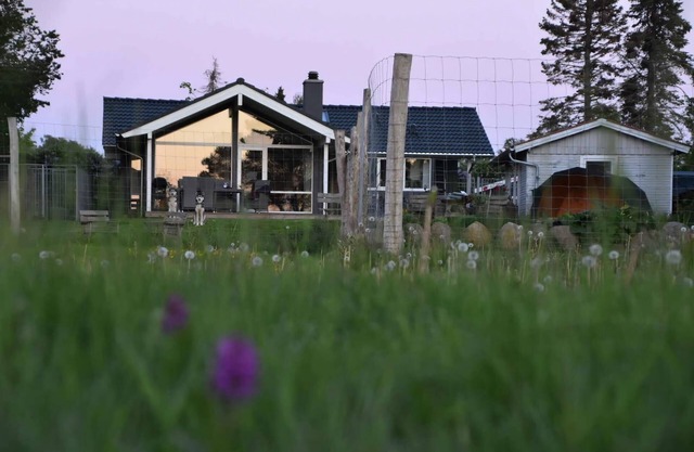 Front-row summerhouse with view and big garden