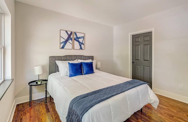 Frontdesk | 1 BR Apt near Krohn Conservatory