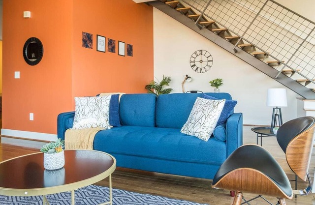 Chic + Hip 2BR NuLu Loft con estacionamiento + balcón