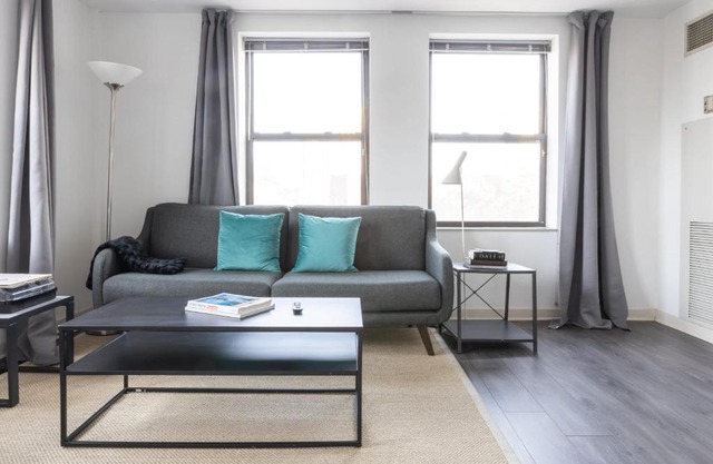 FRONTDESK Comfy 2 BR Apt by Hyde Park Art Center