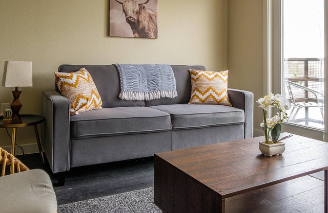 Frontdesk | Open 2BR in West 7th District