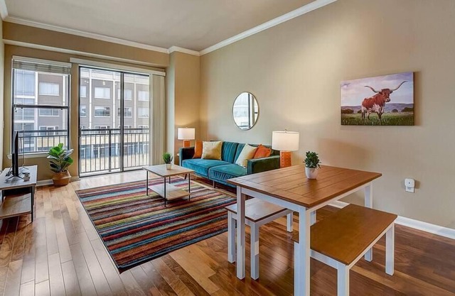 Frontdesk | Open and Bright 1 BR Apt near Downtown