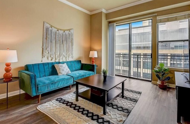 Frontdesk | Spacious 1 BR Apt near Downtown