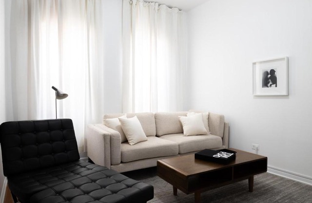 FRONTDESK Updated 1BR Apt in River West