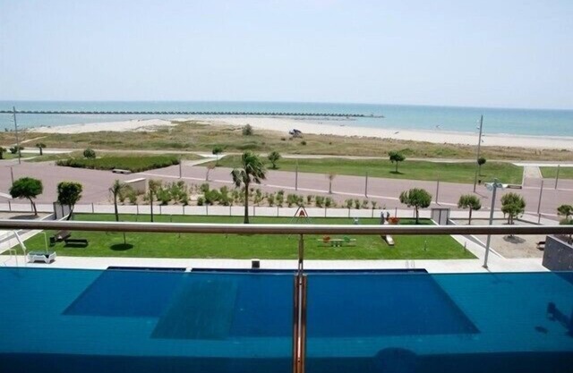 ATICO EN PRIMIRISIMA LINEA DE MAR CON PISCINA Y PARKING