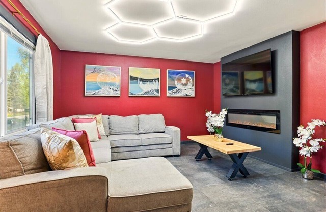 Frost & Found - Classic Stay 3-bedroom 1-bath townhouse near Hospitals and UAA.