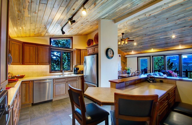 Frost Luxury Vacation At Windcliff 3 Bedroom Home by RedAwning