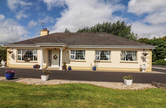 FRURE RD, pet friendly, with open fire in Lissycasey, County Clare