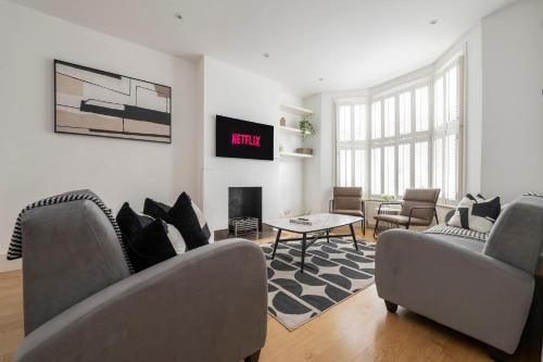 Fulham Spacious & Luxe House with Parking & Garden