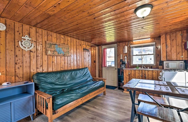 Full Cabin: 14 Steps to the Lake!