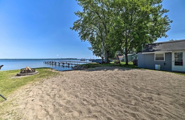 Full Cabin: 7 Steps to the Lake! PET FRIENDLY