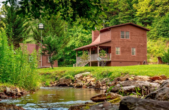 Full frontage creek retreat with Game Room, Near Nantahala,casino,waterfalls