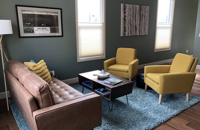 Full House in Uptown, Close to Festivals, Restaurants, and Shopping