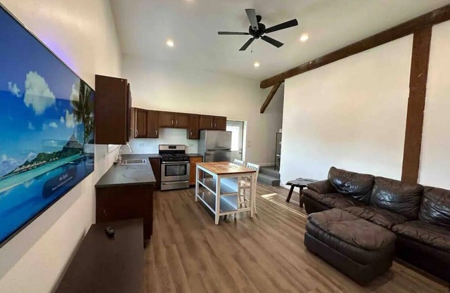 Full Kitchen 55" TV Fireplace W/D Desk Parking