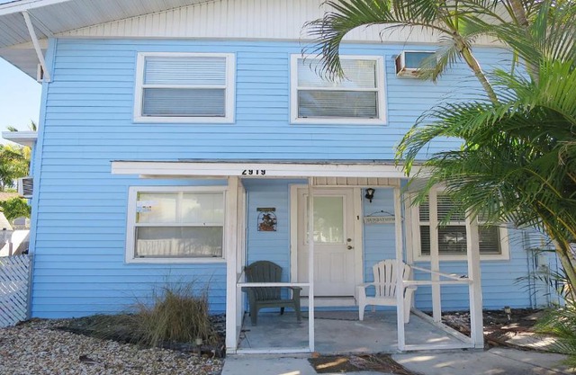 Full Kitchen - Shared Pool - By Loverentals