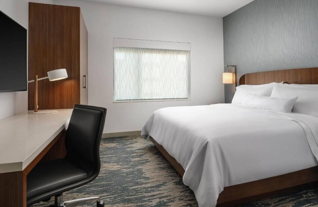 Full Kitchen Suites - Family-Friendly Rentals, steps to Disneyland
