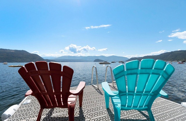 Full Lake Front Cabin on the Shuswap!! Sleeps 13