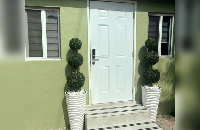 Full privacy screen, Hot Tub ,full panel shower outdoor TV &bluetooth speakers