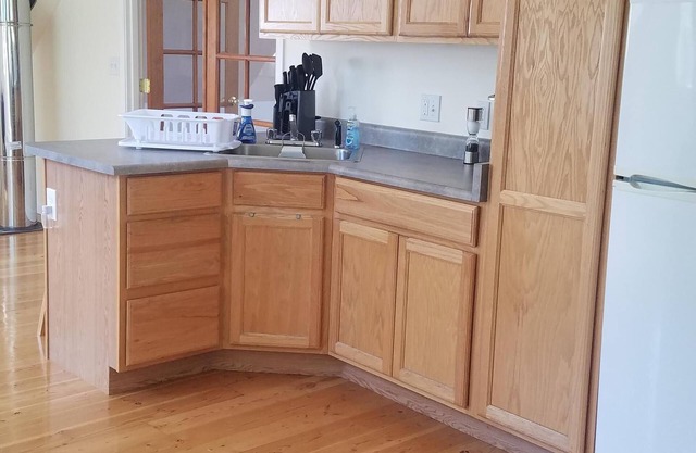 Suite completa con cocina, dormitorio privado, sofás y gran sala de estar.