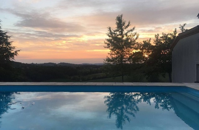 Casa de cuatro dormitorios, piscina, casa de la piscina con vistas dominantes al campo