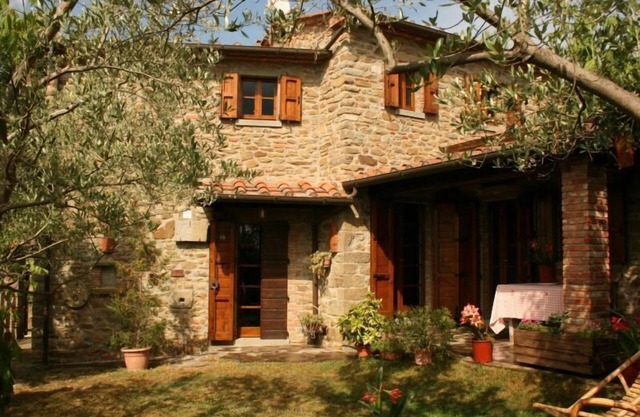 Antigua casa de piedra con jardín privado y piscina. Posición muy panorámica. Castiglion Fio