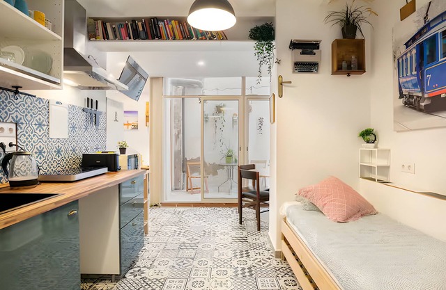 ValueStayBCN Studio with Patio, WiFi, AC, Kitchen, Bathroom, TV, Washing Machine