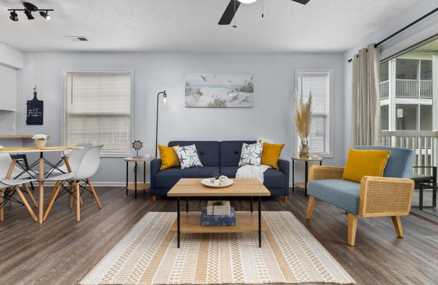 Fully equipped 2BR 2BA with King Bed in heart of MB
