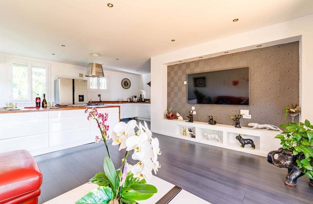 Fully equipped apartment with pool and garden