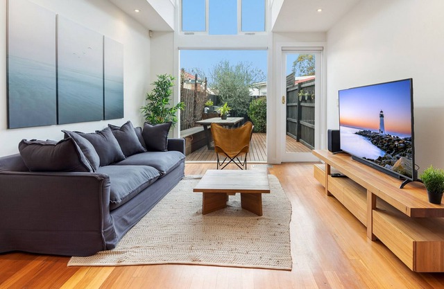 Fully Equipped Getaway in Modern Coastal Cottage