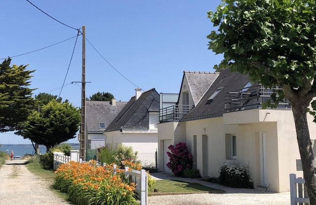 Casa con jardín, playa de 40m, para 8 a 10 personas, totalmente equipada.