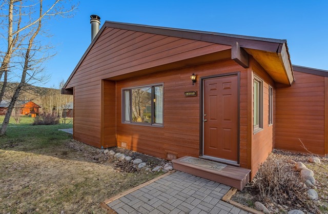 Fully equipped kitchen, pet friendly, and beautiful views.