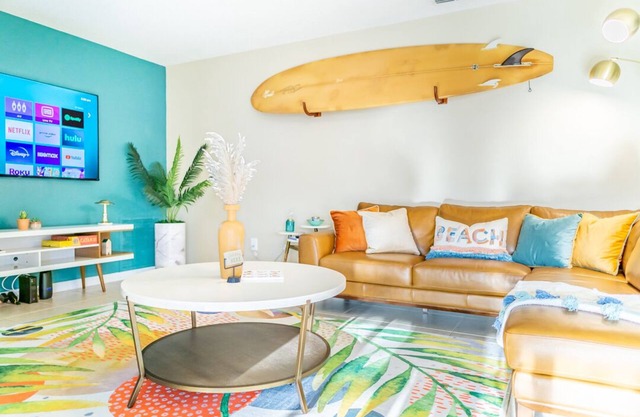 Fully Equipped Pool House- 5 mins from Downtown Melbourne