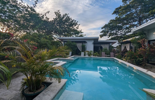 Fully equipped studio, short walk to beach, stores and restaurants