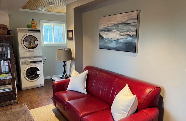 Fully Equipped Two Bedroom Cottage - heart of Wellington, Prince Edward County