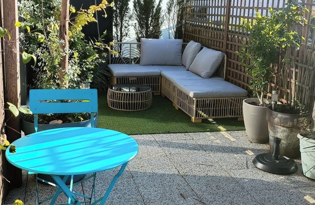 Fully-equipped T2 apartment with large terrace.