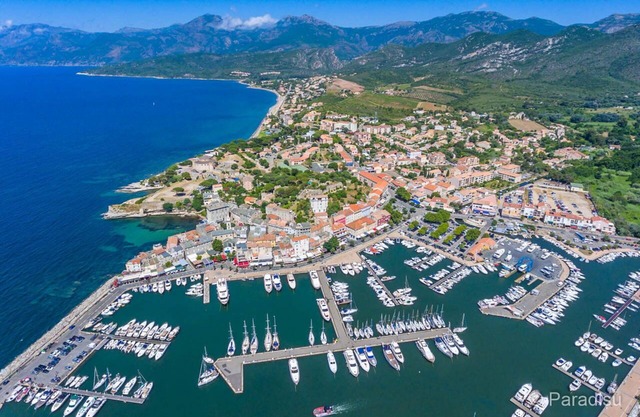 Fully equipped T3 in the center of town 100m from the marina