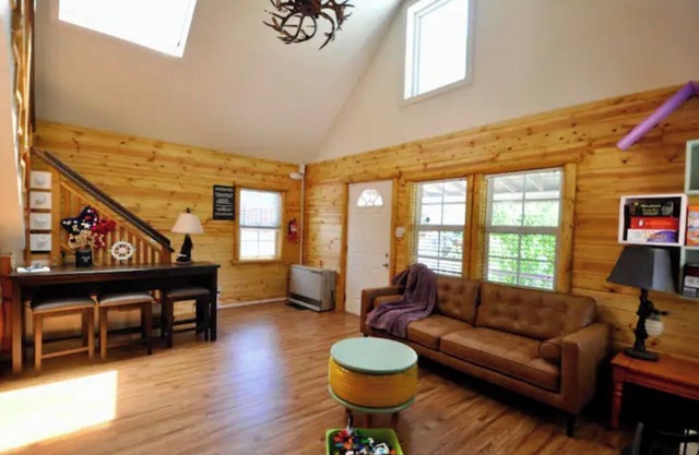 Fully fenced Cabin with Hot Tub & Playground Walk to Lake and Town